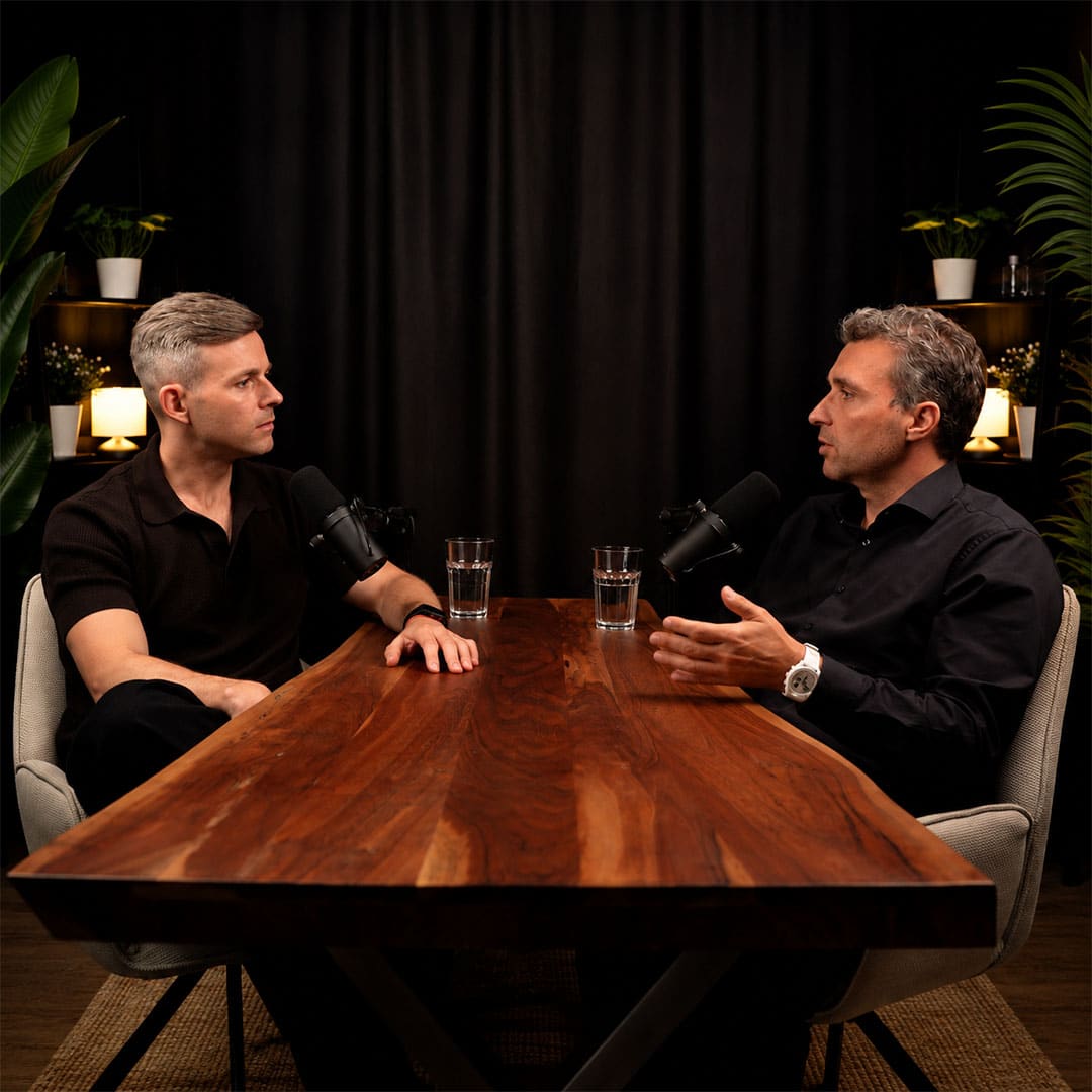 Podcast-Gespräch mit zwei Gesprächspartnern im NextGen Podcast Studio in Berlin